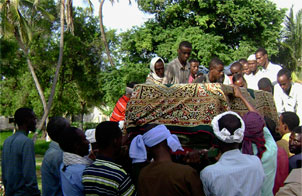 Mourners carry the body of slain Somali reporter Nasteh Dahir Farah. (AP)