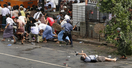 This Pulitzer Prize-winning photo shows a Burmese soldier killing cameraman Nagai during the September 2007 uprising. (Reuters/Andrees Latif)