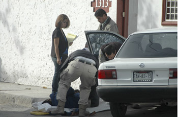 Investigadores en el lugar del asesinato de Rodríguez. (AP)