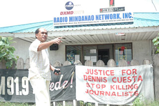 A banner outside Cuesta’s radio station calls for justice. Station manager Alex Josol says he is skeptical of police work in the case. (CPJ/Shawn W. Crispin)