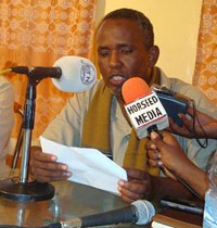 Deputy Information Minister Abdishakur Adan explains the VOA ban in Bossasso. (Horseed)