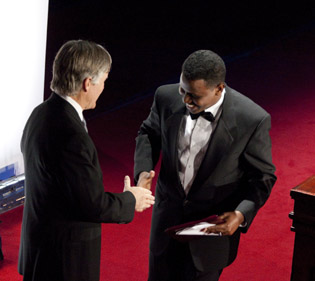 Bill Keller presents the award to Mustafa Haji Abdinur. (CPJ/Michael Nagle)