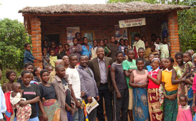 Villagers gather at Kondesi's radio station. (Zodiak Broadcasting)