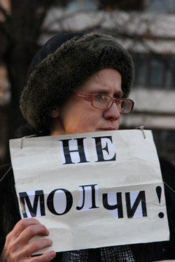 At a Moscow rally on journalist killings, a woman holds a sign that says "Speak Up!" (CPJ)