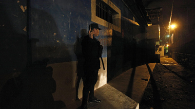 A police officer conducts surveillance during a crime-fighting operation in Tegucigalpa. (AP/Eduardo Verdugo)