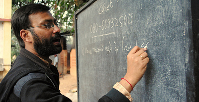 Shubhranshu Choudhary trains villagers to use their phones to disseminate and receive news. (Sakhi/Flickr)