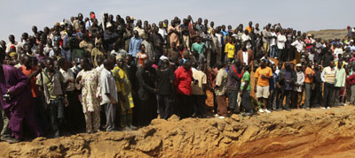 Mourners in Dogo Nahawa. (Reuters)