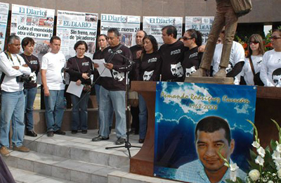 A service for the slain reporter Armando Rodríguez. (El Diario)