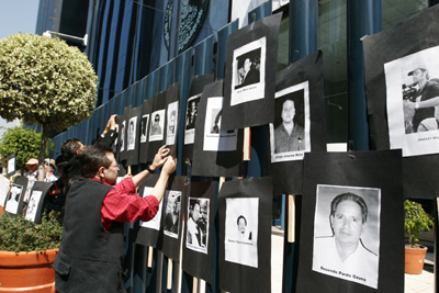 Protesta frente a la Procuraduría General de la República por la violencia contra periodistas en México. (AP/Marco Ugarte)