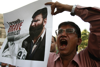 A protester seeks justice in the Khankhel murder. (Reuters/Athar Hussain)