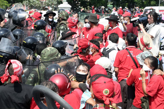 One of Muramoto's final images shows a confrontation between troops and protesters in Bangkok. (Reuters/Hiro Muramoto)