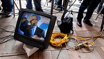 El Presidente Porfirio Lobo durante una conferencia de prensa televisada en enero. (AP/Esteban Felix)