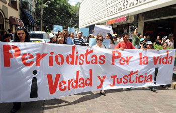 Manifestantes en Tegucigalpa protestan por la violencia contra los periodistas. (AP/Fernando Antonio)