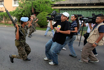 Soldados impiden a periodistas filmar cerca del palacio presidencial en Tegucigalpa luego del golpe de estado de junio de 2009. El gobierno censuró y obstaculizó el trabajo de los medios de prensa luego de que el Presidente Zelaya fuera depuesto. (AP/Esteban Felix)