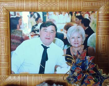 A framed family photo of Ramazan and Raushan Yesergepov. (CPJ/Nina Ognianova)
