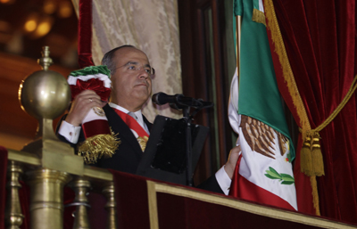 Calderón, en esta foto durante las celebraciones pasadas por el día de la independencia, afirmó que la "duele" la violencia contra la prensa en México. (AP/Dario Lopez-Mills)