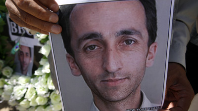 A photo of Sultan Mohammed Munadi at a 2009 prayer service for him. (AP/Musadeq Sadeq)