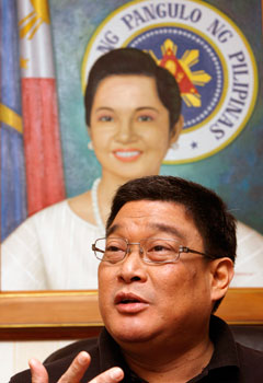 Secretary Agra's order seemed to symbolize the Arroyo administration's failures. (Reuters/Romeo Ranoco)