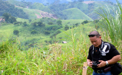 Reporter Aquiles Zonio at the site of the Maguindanao massacre. (CPJ/María Salazar-Ferro)