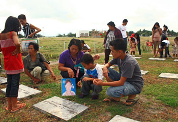 Families visit the graves of their loved ones in General Santos City. (CPJ/María Salazar-Ferro)