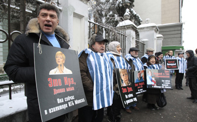 Opposition leader Boris Nemtsov holds a portrait of imprisoned journalist Irina Khalip during a rally in front of the Belarussian Embassy in Moscow. (Reuters/Sergei Karpukhin)