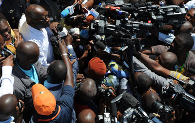 Le président sortant de la Cote d'Ivoire Laurent Gbagbo, qui s'accroche au pouvoir après une dispute post-électorale, parle aux journalistes au sortir d'un bureau de vote d'Abidjan (AFP/Issouf Sanogo)