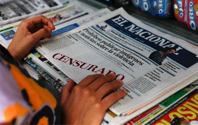 El periódico venezolano El Nacional deja espacios en blanco en lugar de una imagen prohibida por el gobierno. (Reuters/Jorge Silva)