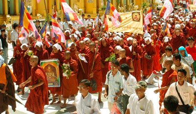 En esta imagen, tomada por un periodista encubierto de la agencia de noticias en línea en el exilio La Voz Democrática de Birmania, monjes budistas lideran protestas contra la Junta Militar de Myanmar. (DVB/AP)