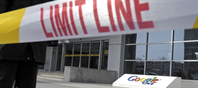 Un cordon de sécurité devant le siège de Google à Pékin. (AP/Andy Wong)