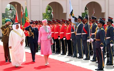 The Danish queen pays a visit to her Bahraini counterpart. (AFP/BNA)