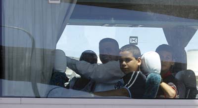 Les détenus cubains nouvellement libérés et leurs familles dans un bus après leur arrivée à Madrid. Les détenus ont du payer leur liberté par l'exil. (AP/Victor R. Caivano)