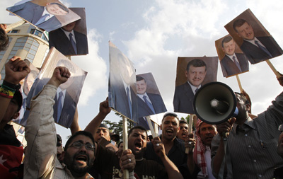 Protesters shout slogans against the media in front of the AFP office in Amman after the agency ran a story about the president's motorcade. (Reuters/Ali Jarekji)