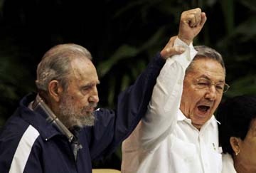 El Presidente Castro con su hermano Fidel durante el Congreso del Partido Comunista en abril. Agentes de la Seguridad del Estado impidieron que los periodistas independientes cubrieran las actividades del congreso partidario. (AP/Javier Galeano)