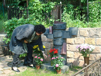 The journalist's wife, Nadezhda, at his grave. (CPJ/Nina Ognianova)