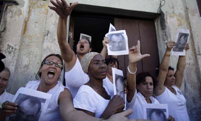 En Cuba, las Damas de Blanco jugaron un rol decisivo para atraer la atención sobre la situación de los presos políticos. En esta imagen, sostienen una foto de Orlando Zapata Tamayo, quien murió mientras estaba detenido. (AP/Javier Galeano)