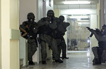 Troops patrolling the hallways of the hospital where Correa was barricaded. (AP)