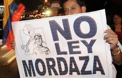 Un manifestante protesta contra el proyecto de ley de Comunicación. (AP)