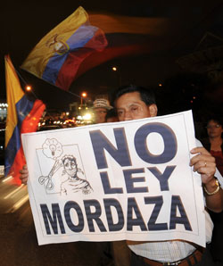 Un manifestante protesta contra el proyecto de ley de comunicaciones. (AP)