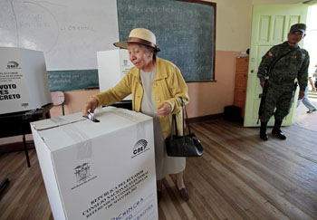 En mayo, los votantes aprobaron un referendo popular propuesto por el gobierno con preguntas que restringen la libertad de prensa. (Dolores Ochoa/AP)