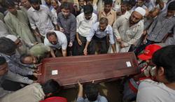 Relatives and colleagues carry journalist Saleem Shahzad's casket. (Reuters)