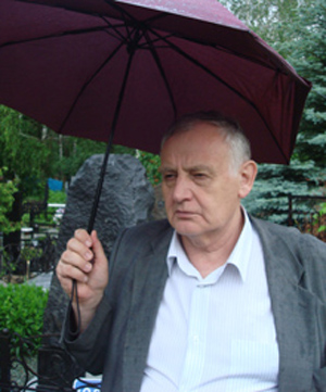 Vladimir Sidorov at his son's grave. (CPJ/Nina Ognianova)