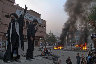 A Shi'ite cleric speaks to protesters after clashes between religious sects in Karachi November 27. (Reuters)