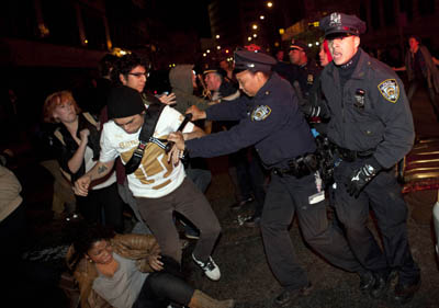 Manifestantes de Ocupa Wall Street se enfrentan con la policía esta mañana.  (AP)