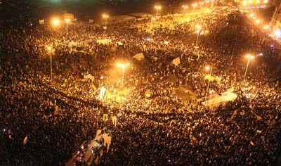 En Egypte, les manifestants réclamant le changement démocratique se réunissent à la place Tahrir. (AFP)