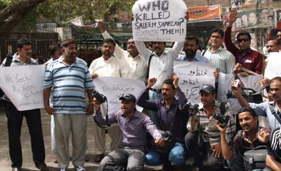 Journalists protest the murder of Pakistani journalist Saleem Shahzad. (AP)