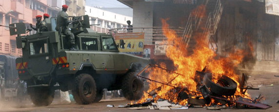 Des troubles civils enflamment le centre ville de Kampala. Le président ougandais Yoweri Museveni a qualifié les journalistes faisant des reportages sur les manifestations d'«ennemis» du développement du pays. (AP / Stephen Wandera)
