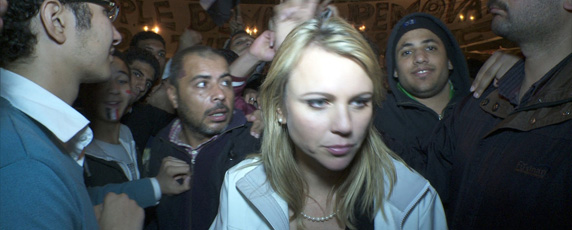 Lara Logan, la correspondante de CBS, quelques moments avant son agression sexuelle à la place Tahrir. (Reuters / CBS)