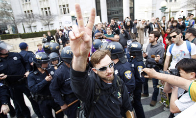 Several journalists have been arrested for not having proper accreditation at Occupy Oakland protests like this one. (Reuters/Stephen Lam)