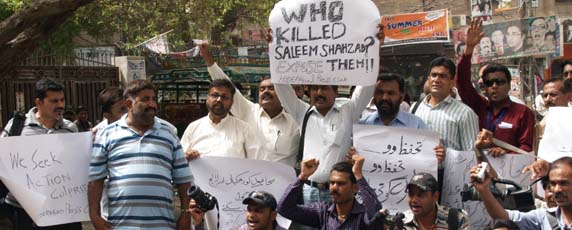 Journalists protest the murder of Pakistani journalist Saleem Shahzad. (AP)