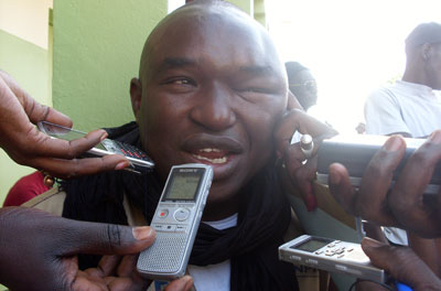 Un militant fidèle au président Wade a agressé le reporter Bocar Dieng, le laissant avec un œil enflé, suite à son reportage rapportant un présumé bourrage des urnes. (Bocar Dieng)